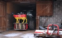 Themenbild: Bauernprotest in Neustetten (Kreis Tuebingen) schwarz, rot goldenen Kuh von Landwirt Hans Maier