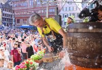 Oberbuergermeister Boris Palmer (Die Gruenen) beim Fassanstich