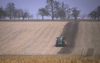 Schmuckbild, Wetterbild; Bodenbearbeitung: Grubbern bei Bodenfrost