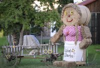 Wetterbild / Schmuckbild: Die Strohfrau, Zwiebel Berta am Ortseingang von Rottenburg - Schwalldorf