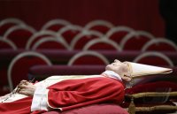 Der verstorbene Papst Benedikt XVI. im Petersdom aufgebahrt