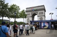 Olympische Spiele Paris 2024: Viele Fansd vor offiziellen Fanshop