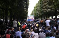 Olympische Spiele Paris 2024: Tausende Zuschauser bei der Eroeffnungsfeier in der Innenstadt
