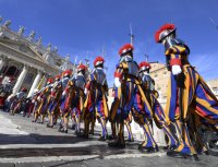 Rom; Schweizer Gardisten auf dem Petersplatz am 1. Weihnachtsfeiertag