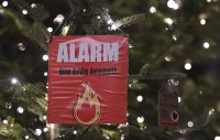 Schmuckbild: Schild, Alarm die Erde brennt am Tuebinger Weihnachtsbaum auf dem Marktplatz