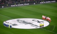 Fussball 1. Bundesliga 23/24: Gedenkenminute fuer den verstorbene Franz Beckenbauer, Trauerminute, Gedenken, Trauer, RUHE IN FRIEDEN KAISER