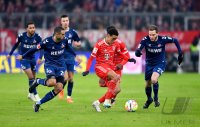 Fussball 1. Bundesliga 22/23: FC Bayern Muenchen - 1. FC Koeln, ZWEIKAMPF, SPIELSZENE, AKTION, ACTION, DUELL,