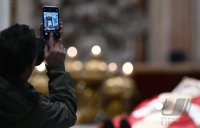 Der verstorbene Papst Benedikt XVI. im Petersdom aufgebahrt