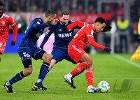 Fussball 1. Bundesliga 22/23: FC Bayern Muenchen - 1. FC Koeln, ZWEIKAMPF, SPIELSZENE, AKTION, ACTION, DUELL,