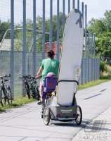 Tuebingen, Schmuckbild: Surfbrett-Tranport im Kinderanhaenger