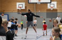 Basketball 1. Bundesliga 23/24 Tigers Tuebingen besuchen Geschwister-Scholl-Schule