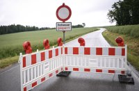 Hochwasser, Strassensperrung in Starzach (Kreis Tuebingen)