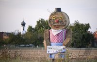 Wetterbild / Schmuckbild: Der Strohmann, Bert steht am Ortseingang von Rottenburg - Schwalldorf