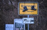 Themenbild: Bauernprotest im Kreis Tuebingen; Stiefel haengen am Ortsschild von Bieringen