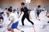 Basketball 1. Bundesliga 24/25 Tigers Tuebingen besuchen Geschwister-Scholl-Schule