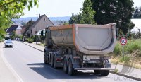 Ein LKW der Bauunion in der Frommenhauserstrasse in Hirrlingen