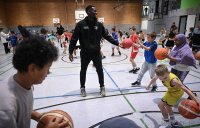 Basketball 1. Bundesliga 24/25 Tigers Tuebingen besuchen Geschwister-Scholl-Schule