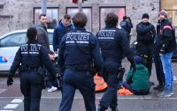 Zivilpolizisten unterbinden Protest der Letzten Generationin Reutlingen