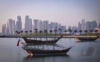 Dhow Boote im alten Hafen von Doha mit Skyline