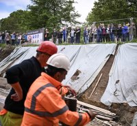 Einschieben Bahnbruecke Baustelle in Ergenzingen auf der Gaeubahn Strecke