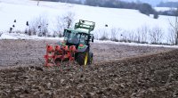 Landwirtschaft, Schmuckbild: Pfluegen bei Frost