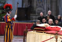 Der verstorbene Papst Benedikt XVI. im Petersdom aufgebahrt