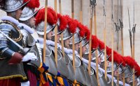 Rom; Schweizer Gardisten auf dem Petersplatz am 1. Weihnachtsfeiertag