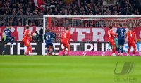 Fussball 1. Bundesliga 22/23: FC Bayern Muenchen - 1. FC Koeln, ZWEIKAMPF, SPIELSZENE, AKTION, ACTION, DUELL,