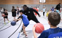 Basketball 1. Bundesliga 24/25 Tigers Tuebingen besuchen Geschwister-Scholl-Schule