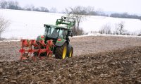 Landwirtschaft, Schmuckbild: Pfluegen bei Frost