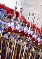 Rom; Schweizer Gardisten auf dem Petersplatz am 1. Weihnachtsfeiertag