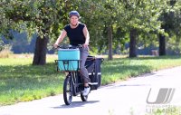 OB-Kandidatin Ulrike Baumgaertner (Die Gruenen) auf Tour mit dem Eis-Bike