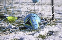 Fussball: Schmuckbild, Jugendfussball bei Schnee