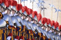 Rom; Schweizer Gardisten auf dem Petersplatz am 1. Weihnachtsfeiertag