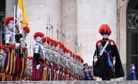 Rom; Schweizer Gardisten auf dem Petersplatz am 1. Weihnachtsfeiertag