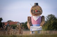 Wetterbild / Schmuckbild: Der Strohmann, Bert steht am Ortseingang von Rottenburg - Schwalldorf