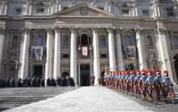 Rom; Schweizer Gardisten auf dem Petersplatz am 1. Weihnachtsfeiertag