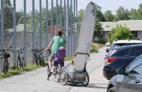 Tuebingen, Schmuckbild: Surfbrett-Tranport im Kinderanhaenger