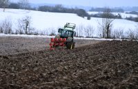 Landwirtschaft, Schmuckbild: Pfluegen bei Frost