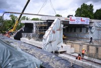 Einschieben Bahnbruecke Baustelle in Ergenzingen auf der Gaeubahn Strecke