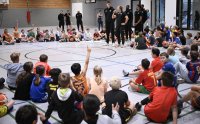 Basketball 1. Bundesliga 24/25 Tigers Tuebingen besuchen Geschwister-Scholl-Schule