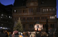 Schlager - Ikone Dieter Thomas Kuhn mit Minikonzert auf dem Tuebinger Marktplatz