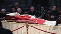 Der verstorbene Papst Benedikt XVI. im Petersdom aufgebahrt