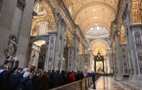 Der verstorbene Papst Benedikt XVI. im Petersdom aufgebahrt