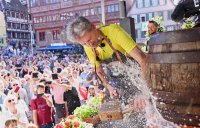 Oberbuergermeister Boris Palmer (Die Gruenen) beim Fassanstich