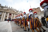 Rom; Schweizer Gardisten auf dem Petersplatz am 1. Weihnachtsfeiertag