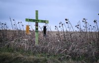 Themenbild: Bauernprotest im Kreis Tuebingen; Ein gruenes Kreuz mit Ampel und Gummistiefeln