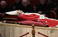 Der verstorbene Papst Benedikt XVI. im Petersdom aufgebahrt