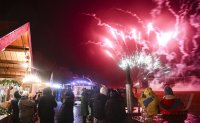 Schmuckbild Feuerwerk beim Weihnachtsdorf in Dettlingen