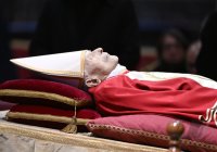 Der verstorbene Papst Benedikt XVI. im Petersdom aufgebahrt